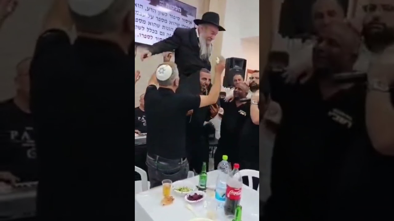 הרב יוסי העכט שי' רוקד מתוך שמחה