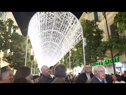 Miles de luces en el centro y los barrios ya impregnan Melilla de espíritu navideño