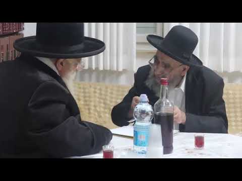 האדמו"ר מתולדות אהרן בביקור במעונו של הגאון הגדול חכם משה צדקה ראש ישיבת 'פורת יוסף' עקב המצב בא"י