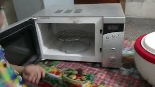 اوون استعمال کرنے کا طریقہ اس بچی سے سیکھ لیں