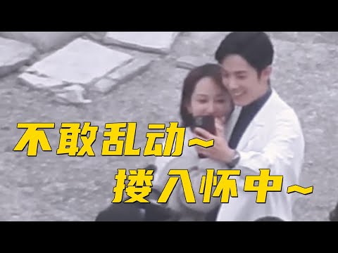 肖戰突然把楊紫往懷裡摟，有誰注意到楊紫的表情？導演忘了剪