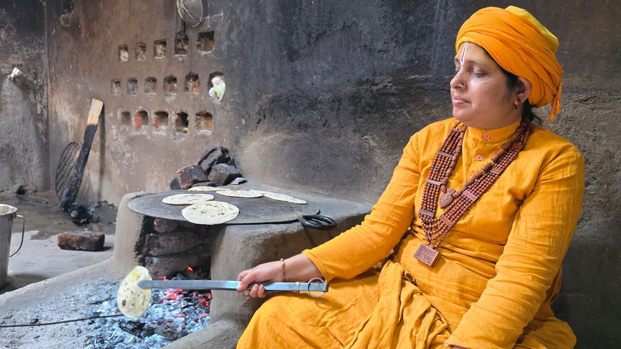 श्री नर्मदा तट पर साध्वी माता जी की दाल टिक्कड प्रसादी शहीद भूमि पर अखंड कीर्तन।