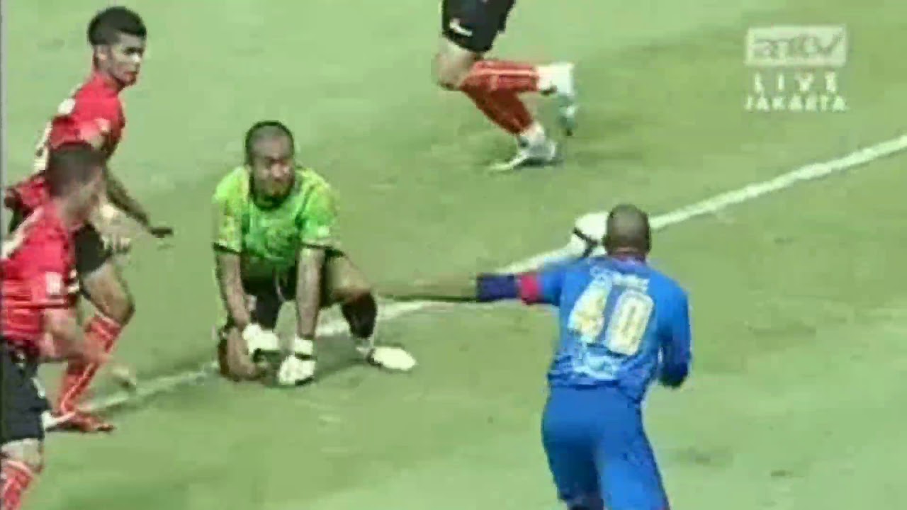 Sang Singa Tua Arema, Keith Kayamba Gumbs - YouTube