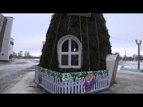 Новогодняя Елка Домик с окошками Гомель (Беларусь) Сравнение с елкой близняшкой Вильнюс Литва Днем