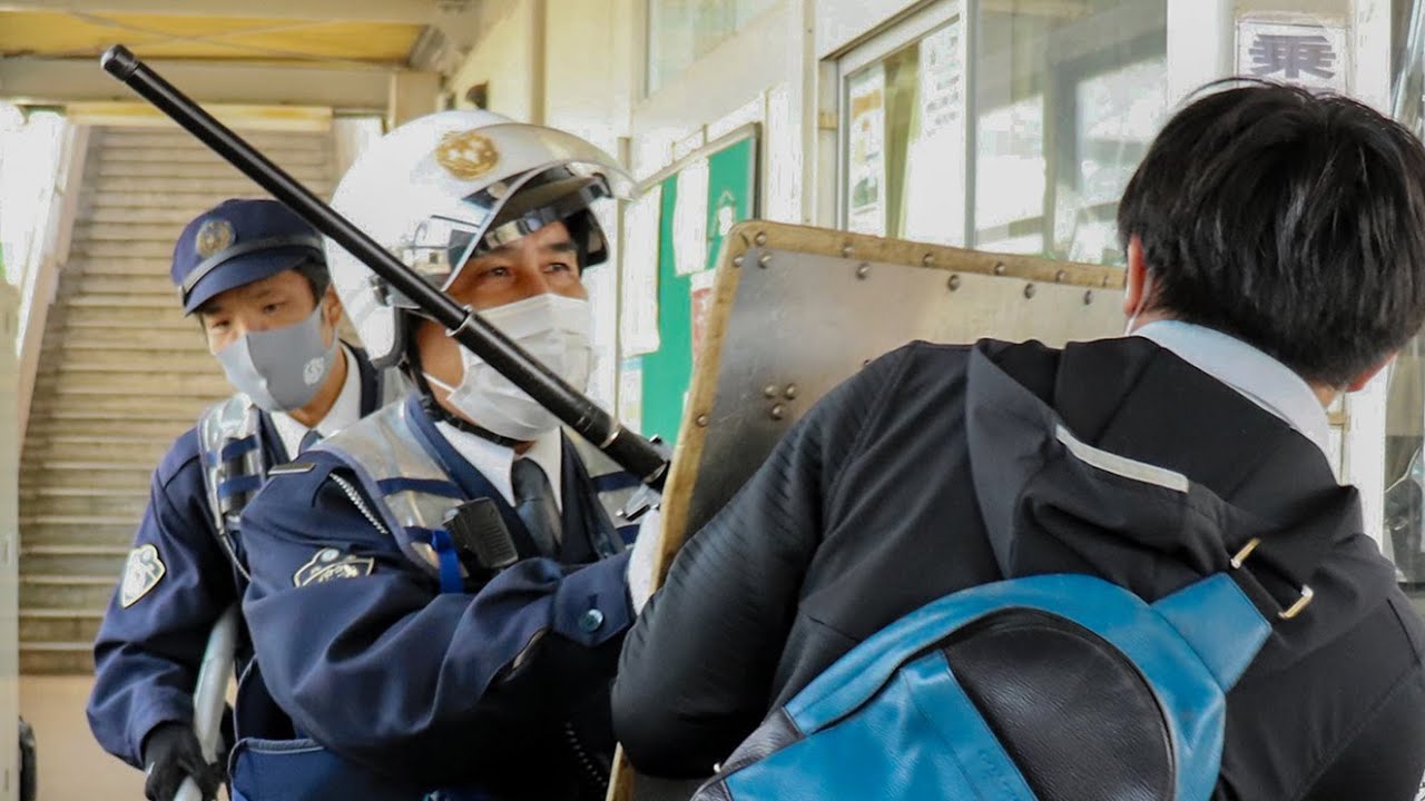 刃物を持った不審者がホームに…を想定　JRと智頭急行の接続駅で対応訓練