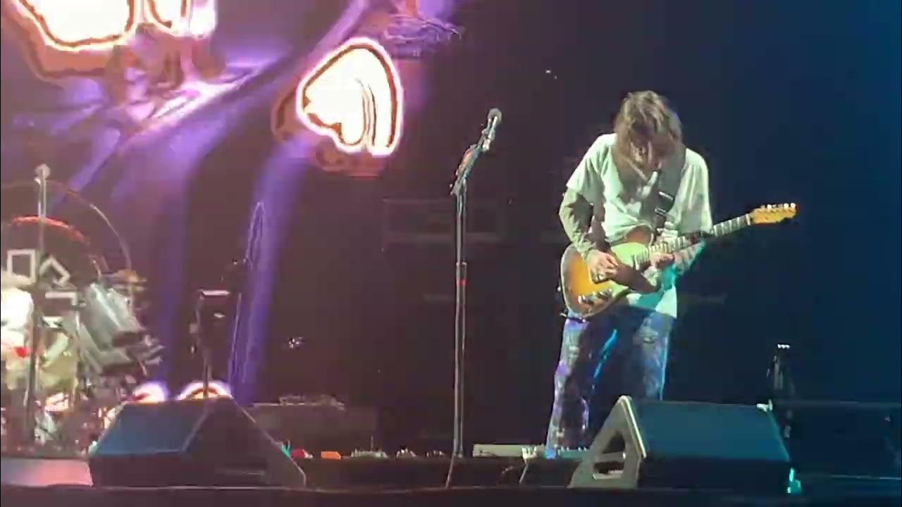 Red Hot Chili Peppers Tell Me Baby 2nd solo (2/2) (26 Jan 2023