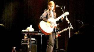 Suzanne Vega: &quot;New York Is A Woman&quot; LIVE