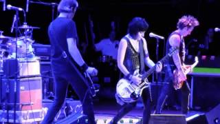 Joan Jett - Different / Real Wild Child ( Live ) chords