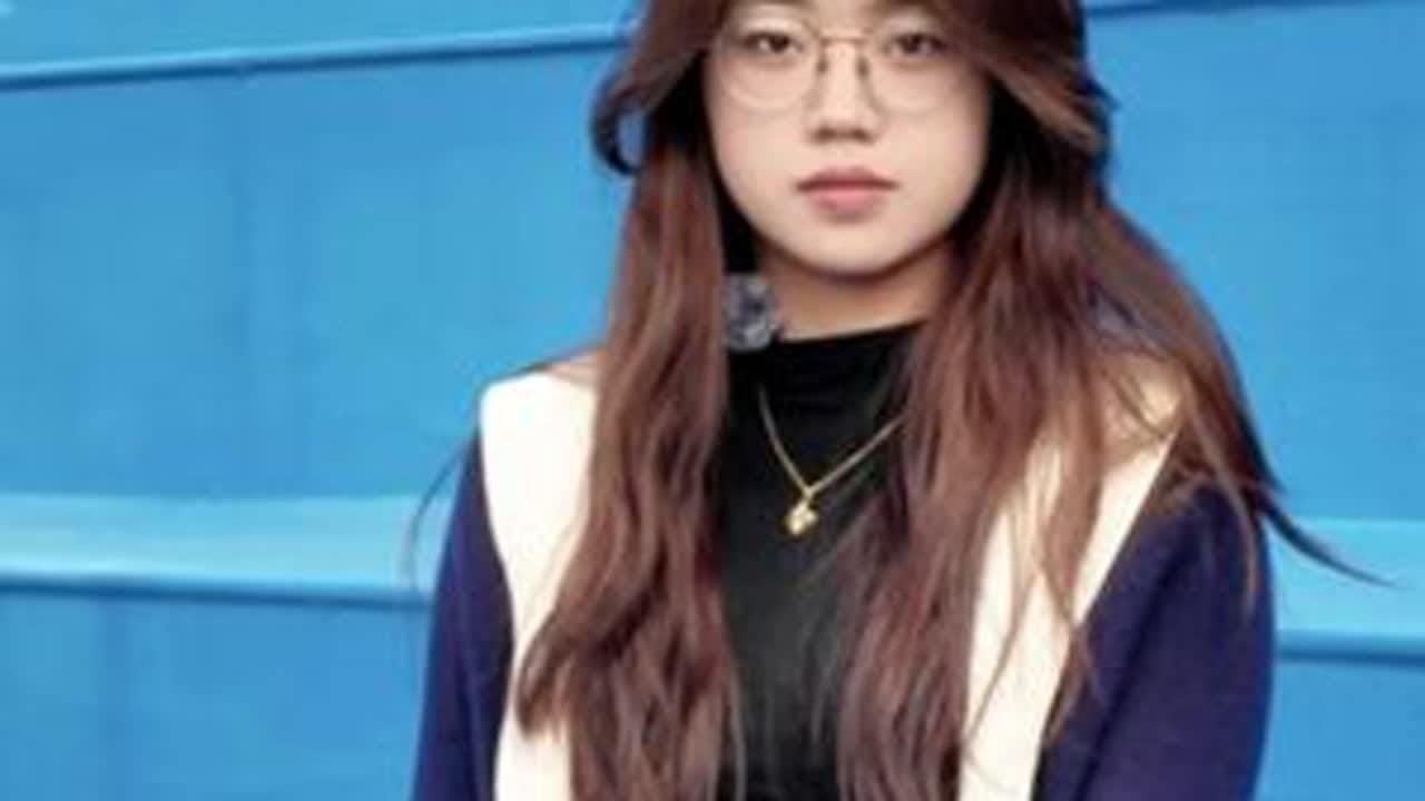 【为你读诗——立冬】北风掠过窗棂，带来了冬的讯息。白昼渐短，思念渐长，愿温暖与你常伴。