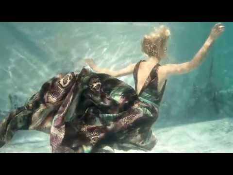 Video: Ang underwater fashion show ay inayos sa Crimea