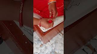 चादर बिछाने का बेहतरीन तरीका How To Make Fitted Bed Sheets बेडशीट को सही कैसे रखें #hacks #shorts