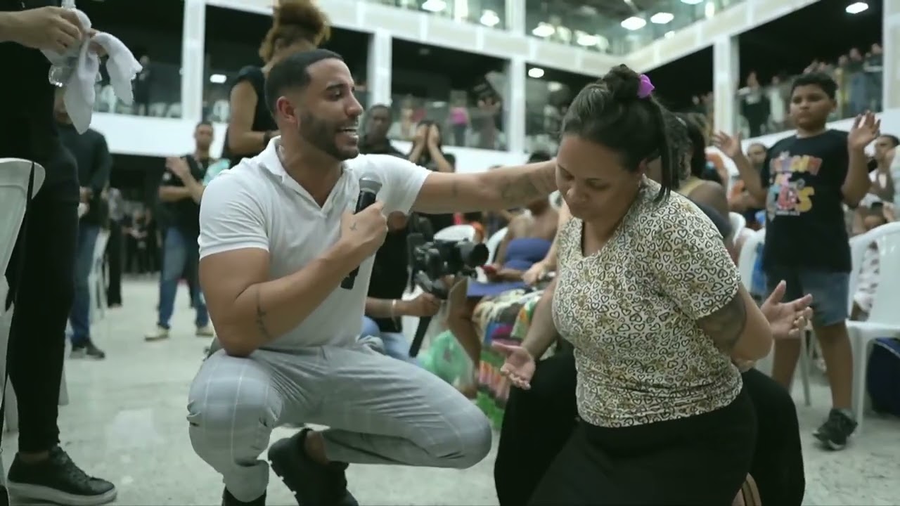 DEUS TIROU O DEMÔNIO DA GARGANTA DELA - Pr Leonardo Sale