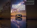 A Bolívia não tem mar, mas abriga o maior deserto de sal do planeta.