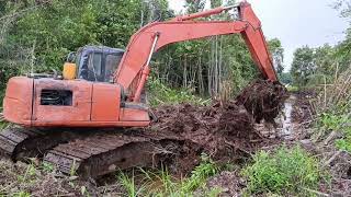 : Gali parit nerobos hutan