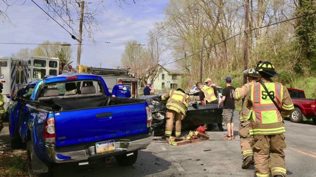 Engine 531 responding to a vehicle accident **TRAIN HORNS** YouTube