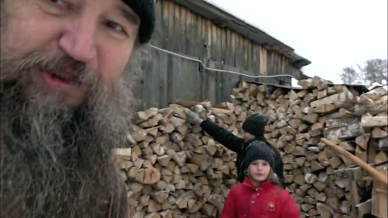 Жизнь в деревне ютуб мир. Миллионер из деревни ютуб. Один в деревне ютуб канал. Миллионер из деревни канал ютуб логотип. Будни фёдора в деревне ютуб.