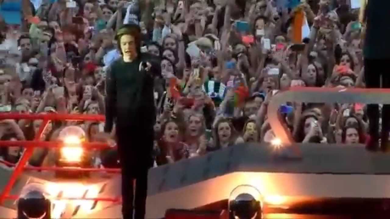 Harry Styles Cute moments - Edinburgh, WWA June3 - pt2