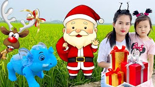 Cam Cam giúp ông già noel nhặt quà làm rơi : Con khủng long , con voi , con ngỗng , xe máy xúc