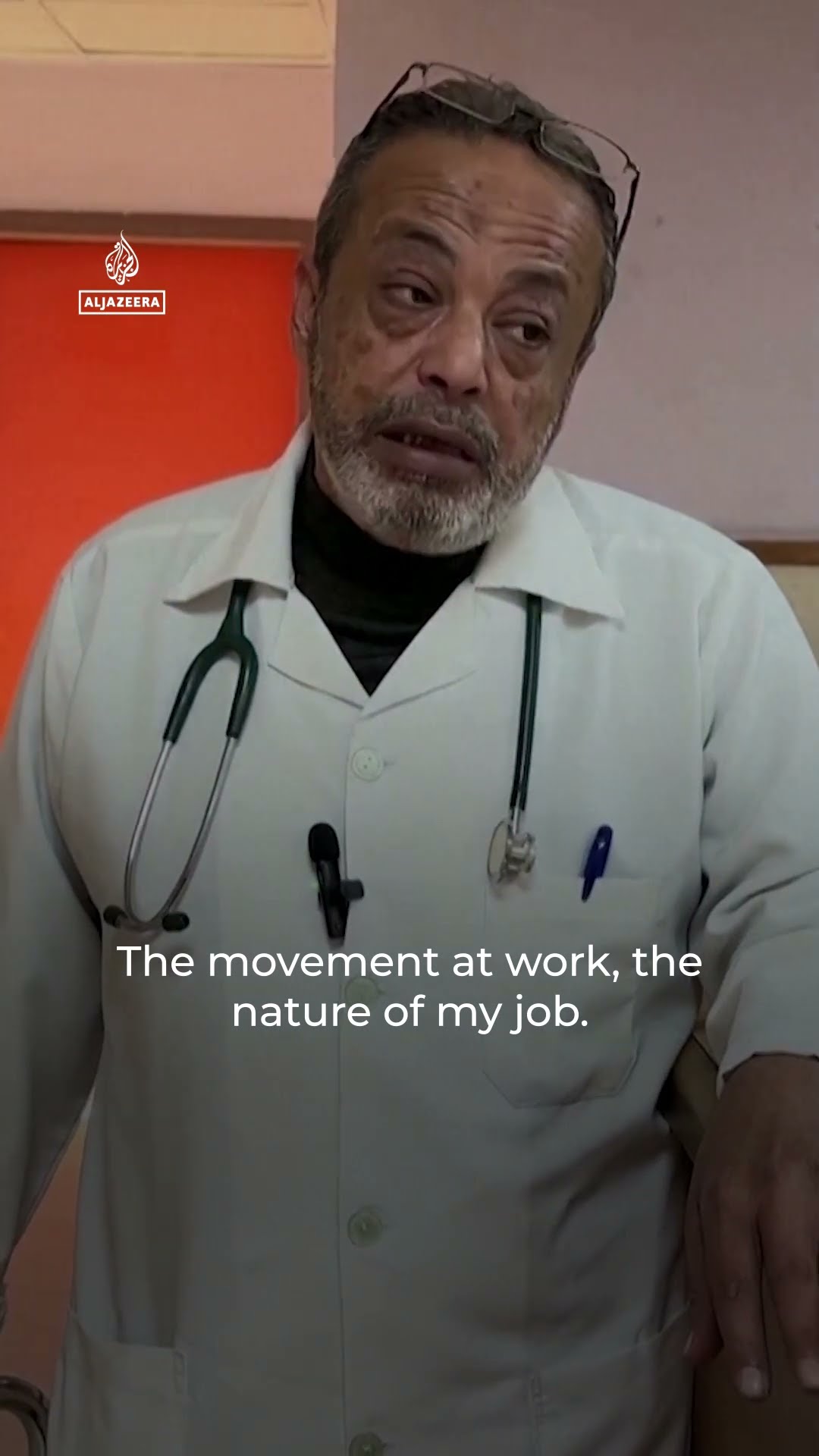 Amputee doctor in Gaza carries on hospital work despite injury | AJ #shorts