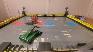 Random fight: komodo dragon vs midas