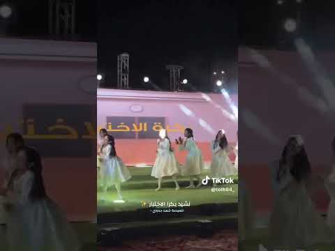 انتي مو نجمة وبس انتي وردة و قمر