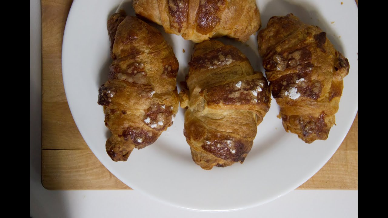 Заготовки круассанов на противне