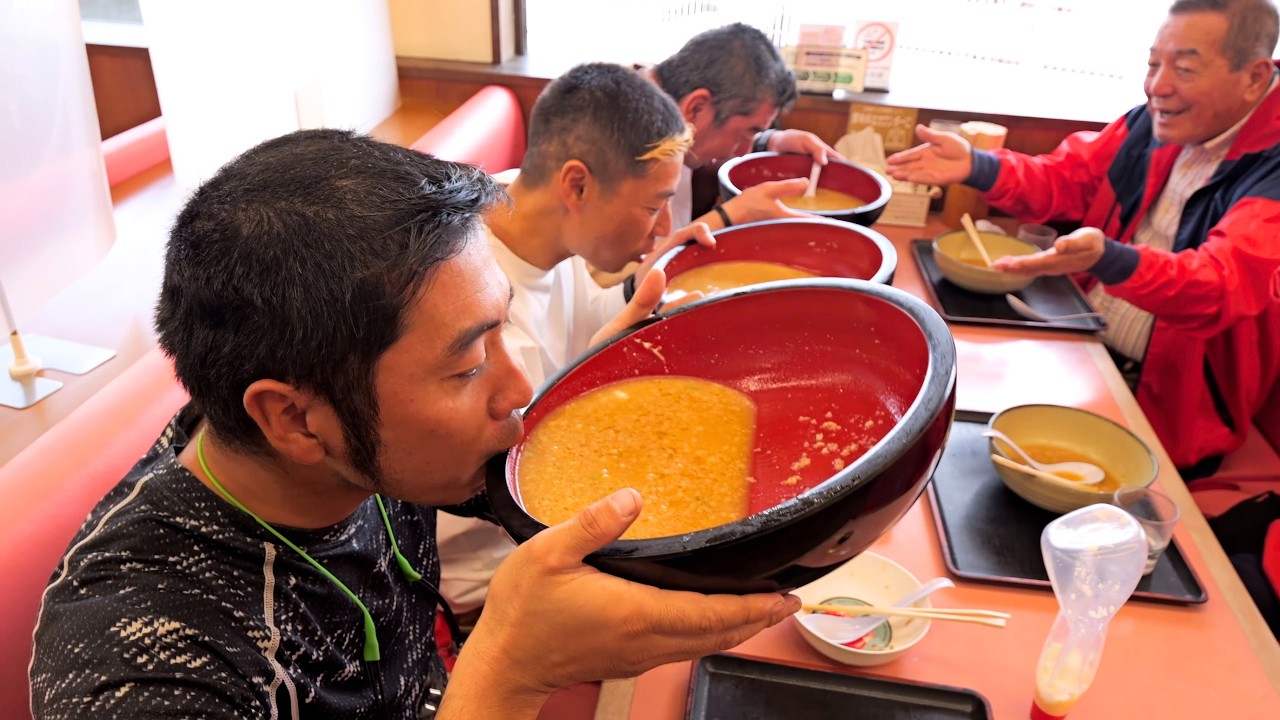 A jumbo order stuns the whole restaurant. Truck drivers flock to