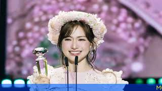 Hoa Minzy tearfully accepts the 2025 Green Wave Award. screenshot 3