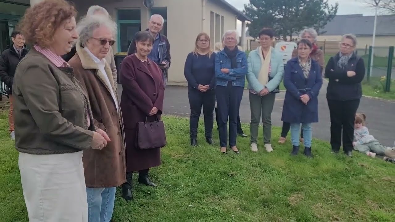 Plantation de l'arbre pour Odette Blanchet