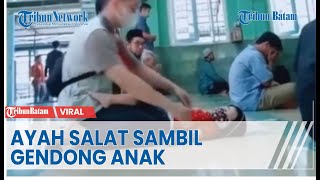 Ayah Salat Sambil Gendong Anak
