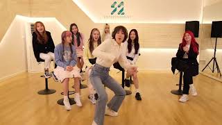 Koreli Kız Ismail Yk Şarkısı Ile Dans Ediyo