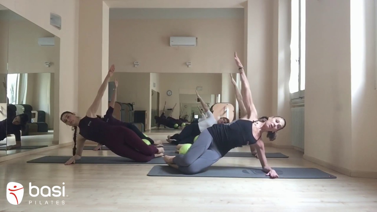 BASI Mat Class con utilizzo di softball - BASI Pilates Italia