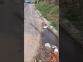 SERVIÇO DE PORCO: INSTALARAM POSTES E DEIXAM ENTULHO NAS CALHAS ÀS MARGENS DA BA 131
