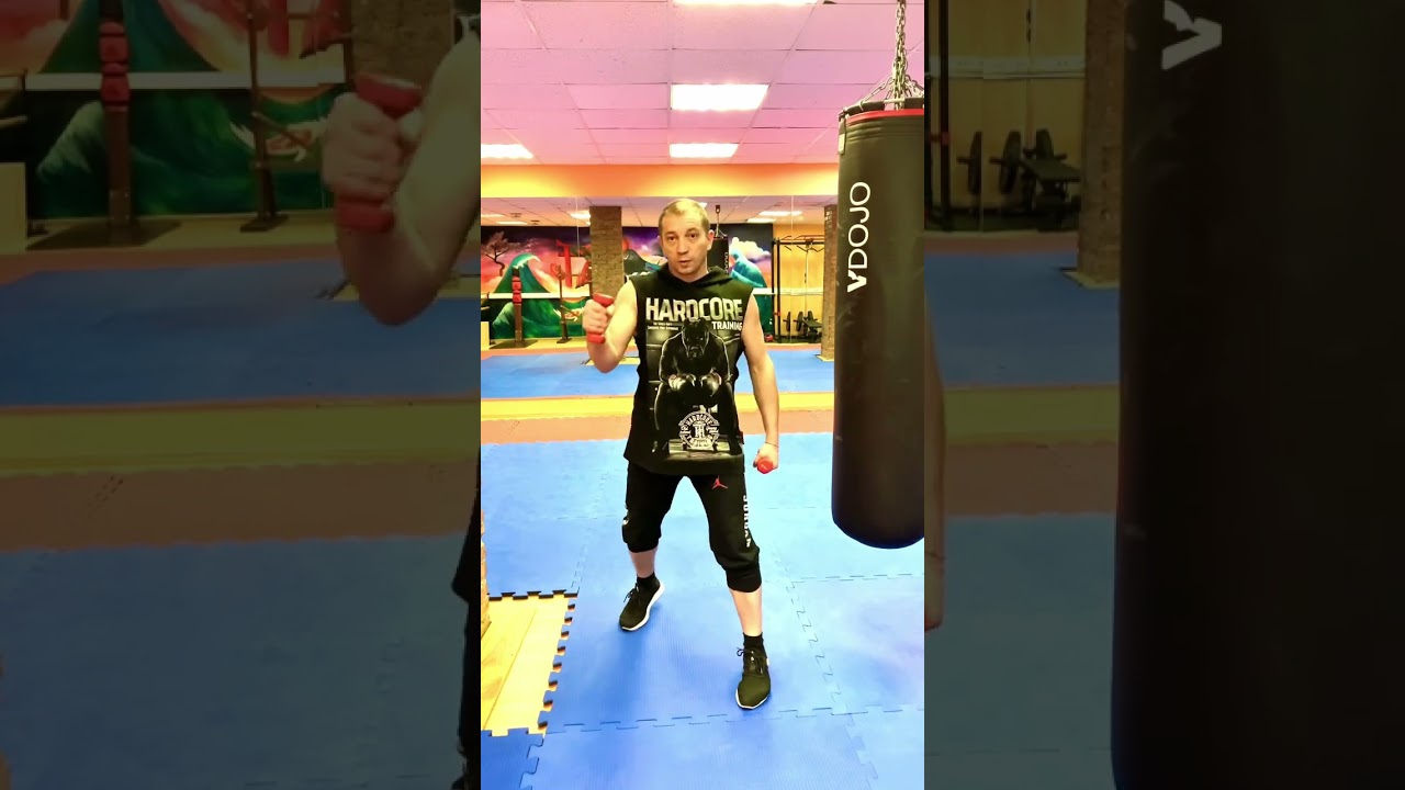 ХЛЕСТКИЙ УДАР С ОПУЩЕНЫХ РУК. БРОСАЕМ В ДВИЖЕНИИ 