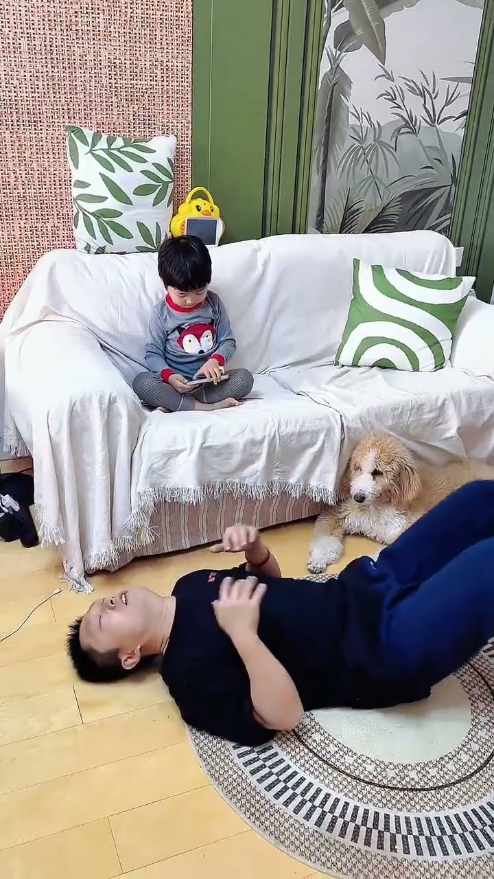 假装晕倒试试儿子的反应，结果万万没想到！#funny#Cute#呆萌小米宝