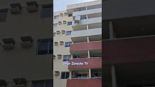 Equipe de Mudança Atrapalhada Acabou com o Sofá do Cliente é Padrão