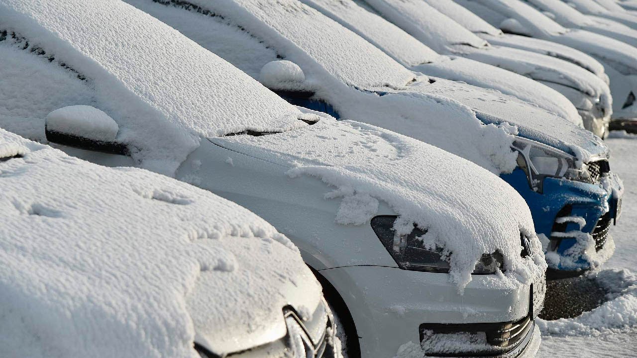 Опасный гололед на дорогах и метели. Москву и Алматы замело снегом. Погода в СНГ