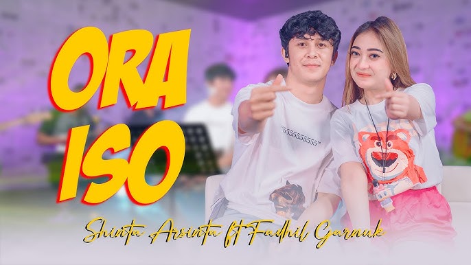 Figurali uchuvchilar va raqqosalar bilan porno Qizil sochli yalangoch gozallik