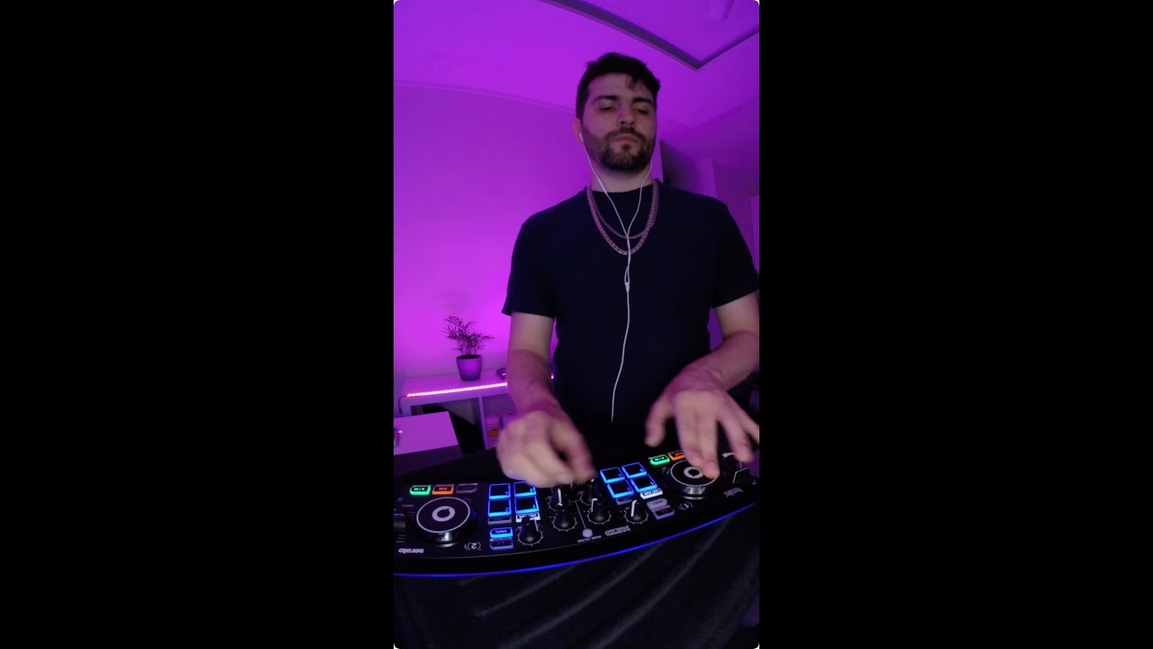 Mira Scratching on the small DJ controller — Hercules Starlight en YouTube Mira Scratching on the small DJ controller — Hercules Starlight en YouTube