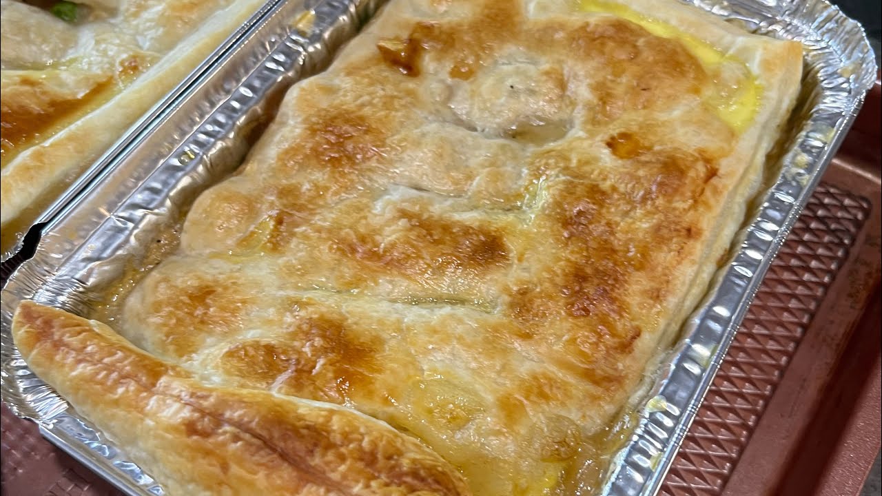 Домашние пироги со свининой и начинкой из слоеного теста.