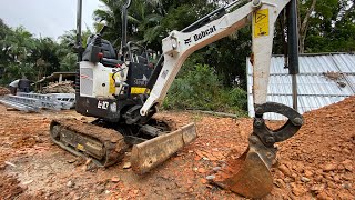 MINI escavadeira BOBCAT arrancando cepo