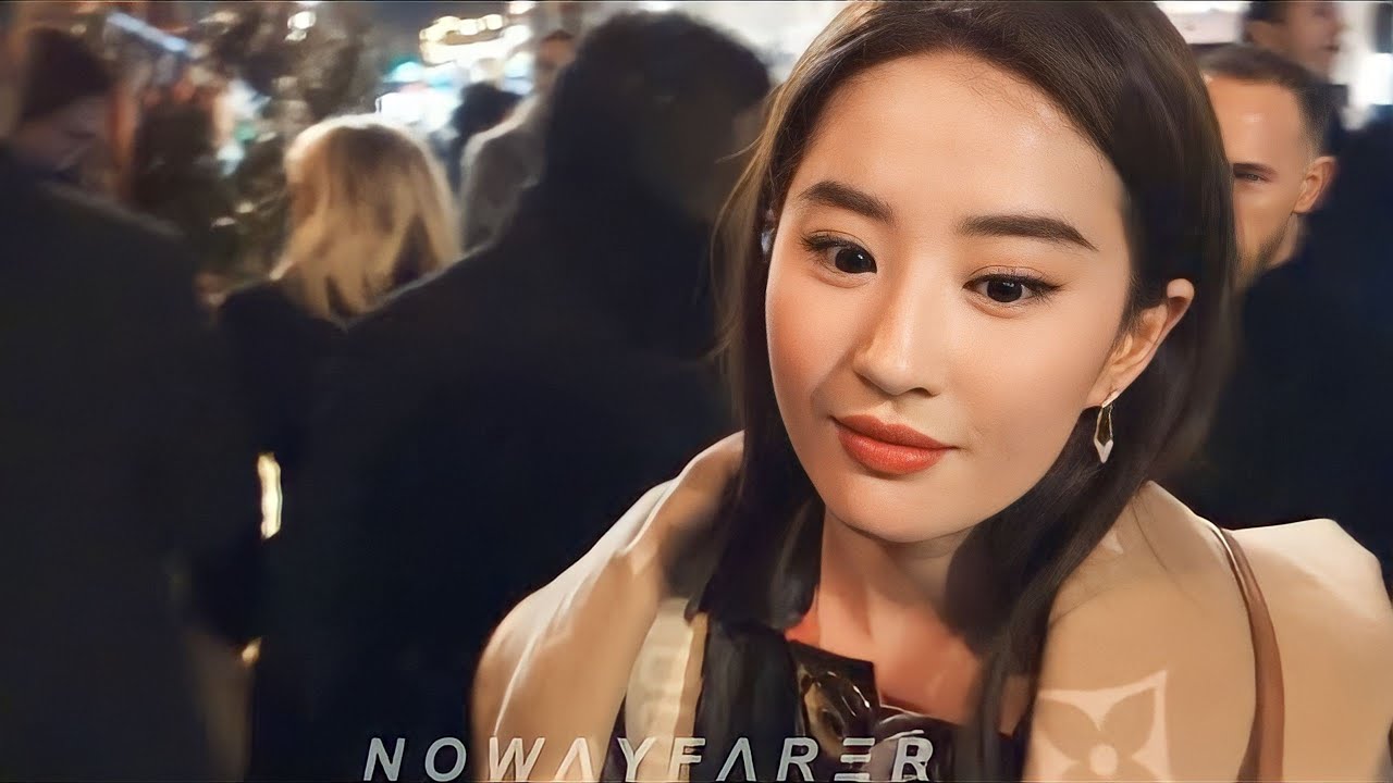 Liu Yifei 刘亦菲 (Disney's MULAN) taking selfies w/ fans @ LOUIS VUITTON
