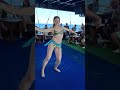 Лучшая на корабле.Красивая туристка танцует танец живота