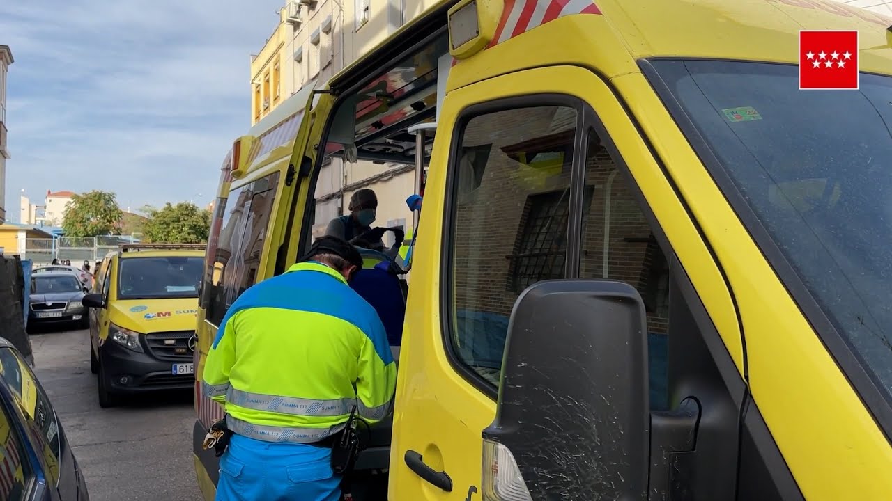 Dos jóvenes heridos por arma blanca en una reyerta en Madrid - YouTube