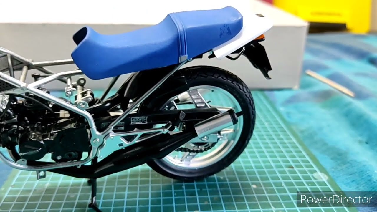 タミヤ1/12オートバイシリーズ Honda MVX250Fを組み立てる - YouTube