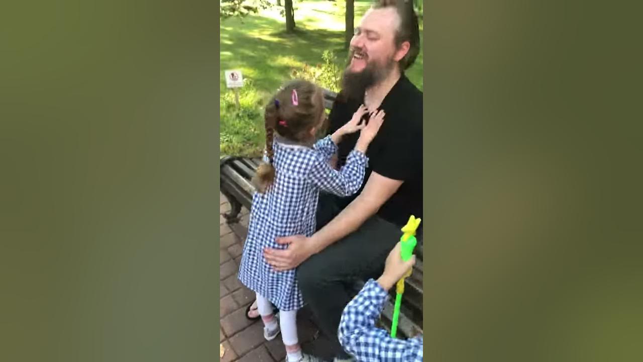 Лизочка целует папу - YouTube
