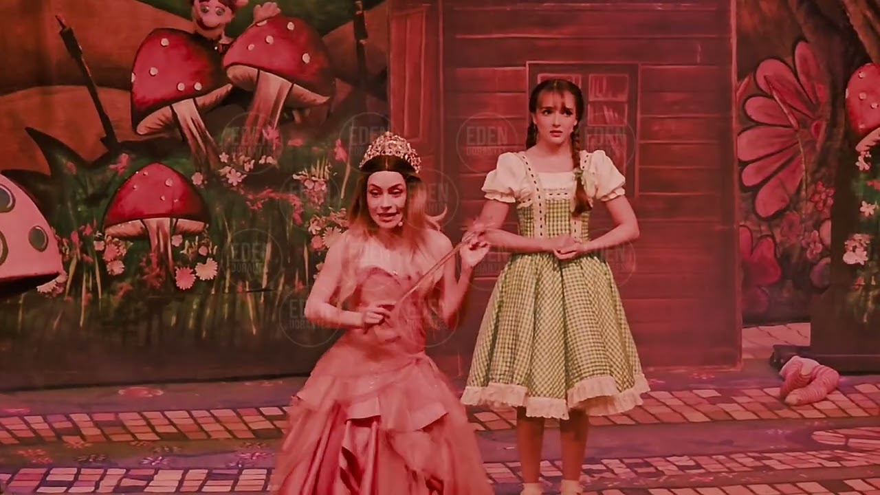 ELAINE HARO Luce bella durante la función especial de EL MAGO DE OZ interpreta a DOROTHY 