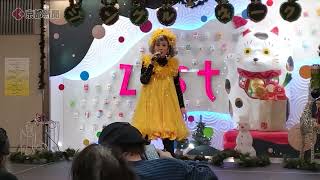 「真夏の出来事」を歌う平山みきさん(2023年12月21日　京都市中京区・ゼスト御池）　Miki Hirayama sings “Midsummer Happenings”