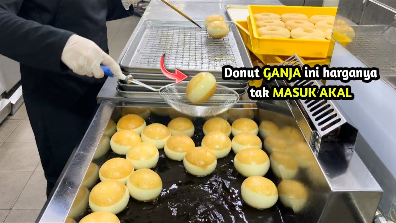 Terjual 3000 biji hanya beberapa jam,pernah DIKECAM  di sebabkan namanya DONUT GANJA!!!
