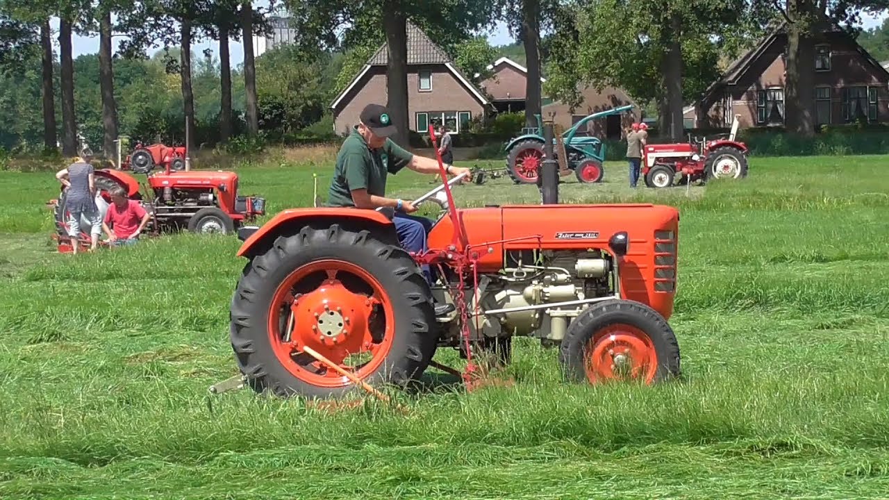 Maaiwedstrijd met oldtimers - YouTube